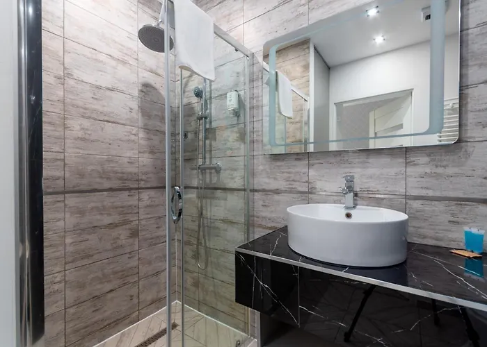 Ovo Chic By Bookinghost